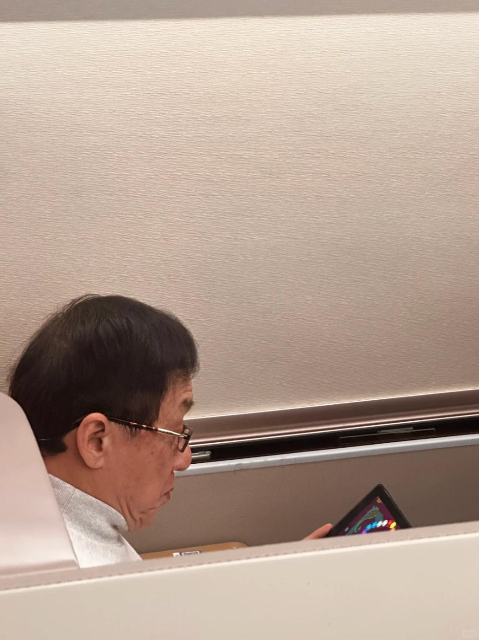 PP电子(中国)-明星过年大型 “卸妆现场”！全员恢复出厂设置，最接地气竟是他