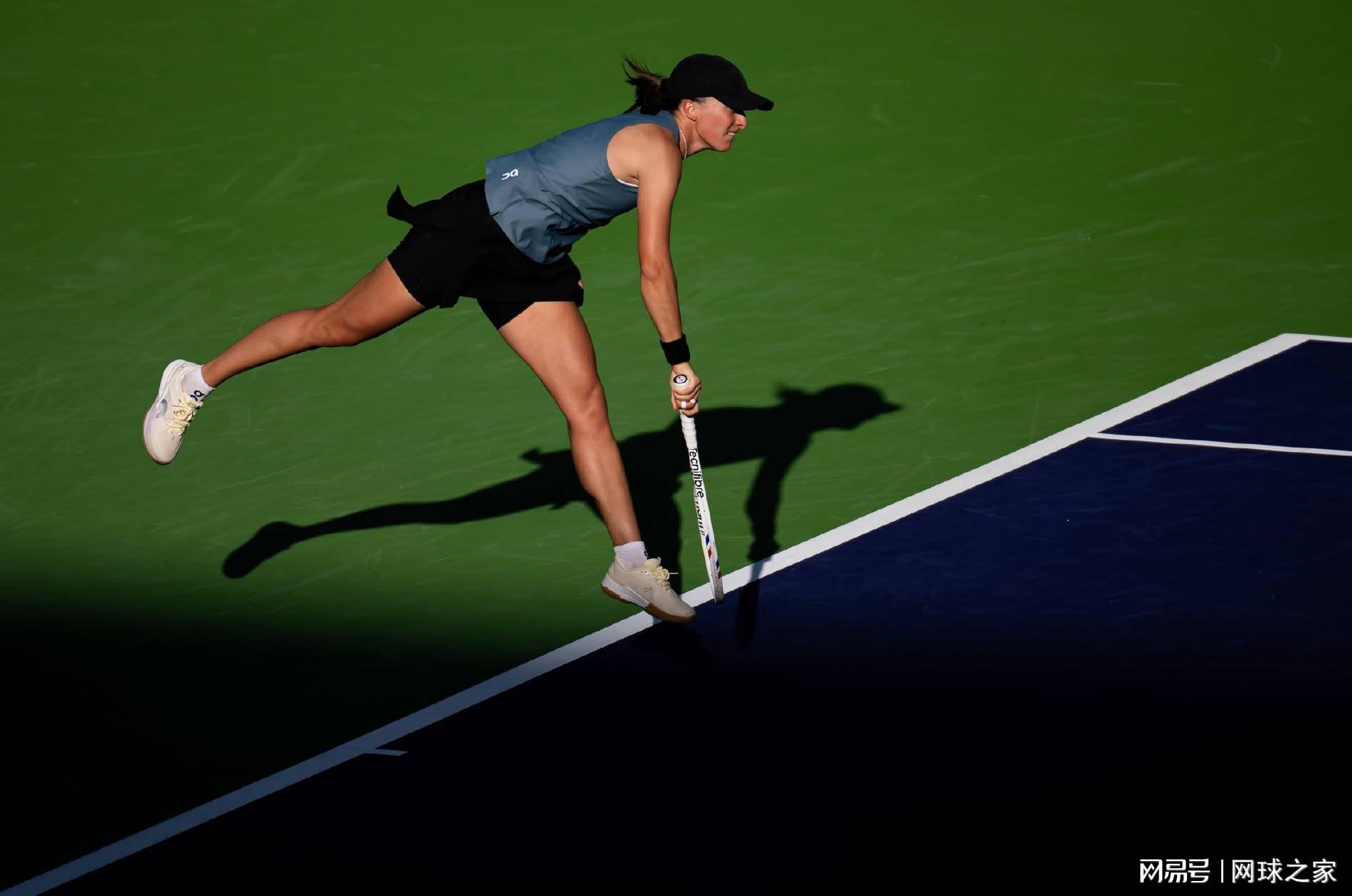 阿卡抱怨每轮都像跟费德勒对决一样难打，丝袜赞穆霍娃女版费天王