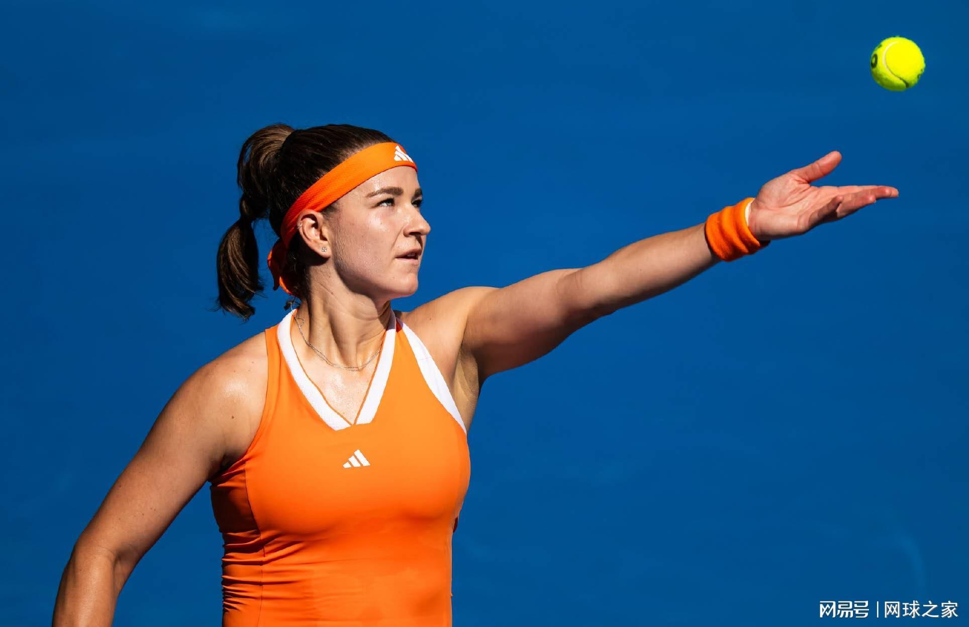 阿卡抱怨每轮都像跟费德勒对决一样难打，丝袜赞穆霍娃女版费天王