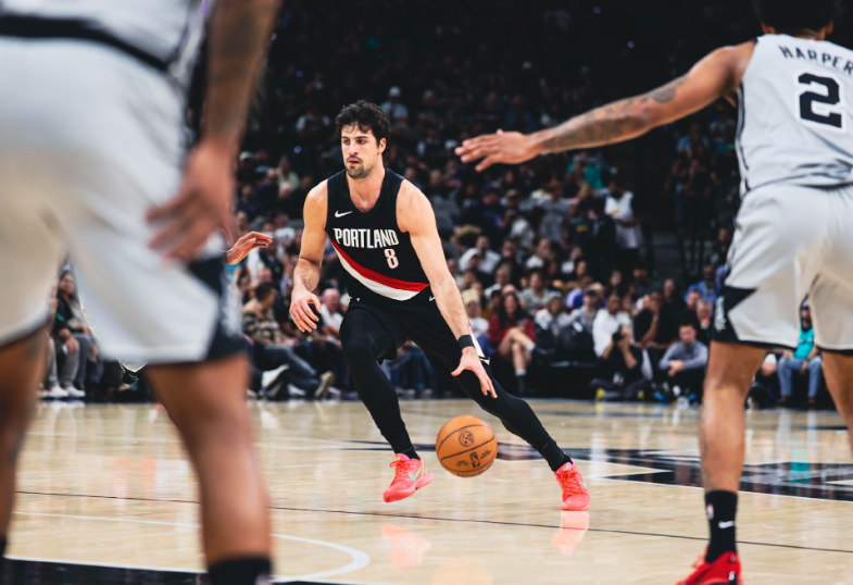 PP电子(中国)-文班缺阵福克斯25+5+7+3，榜眼秀化身全能战士，马刺力克开拓者