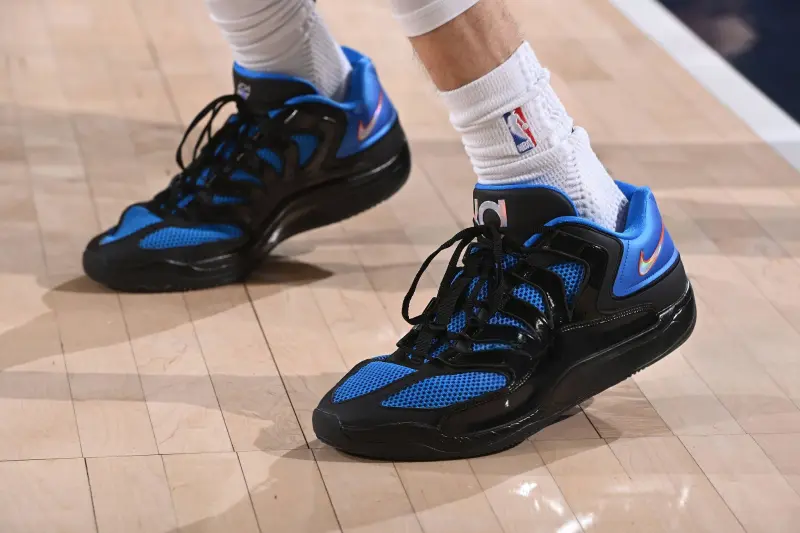 PP电子(中国)-霍姆格伦穿着雷霆配色KD18,砍下30分14篮板5助攻2抢断4盖帽