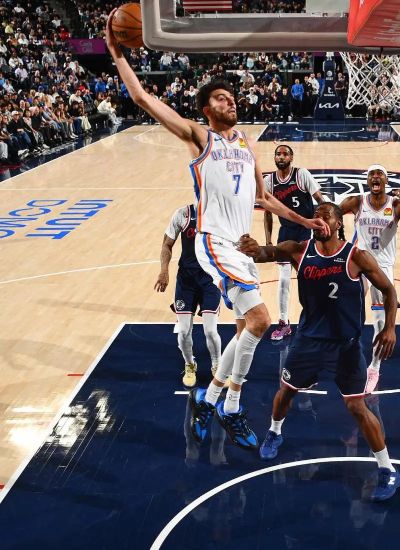 PP电子(中国)-霍姆格伦穿着雷霆配色KD18,砍下30分14篮板5助攻2抢断4盖帽