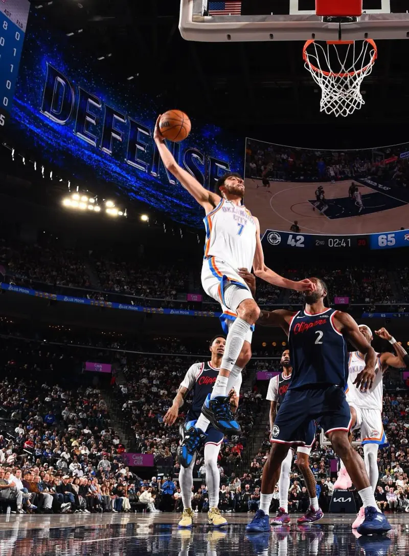 PP电子(中国)-霍姆格伦穿着雷霆配色KD18,砍下30分14篮板5助攻2抢断4盖帽