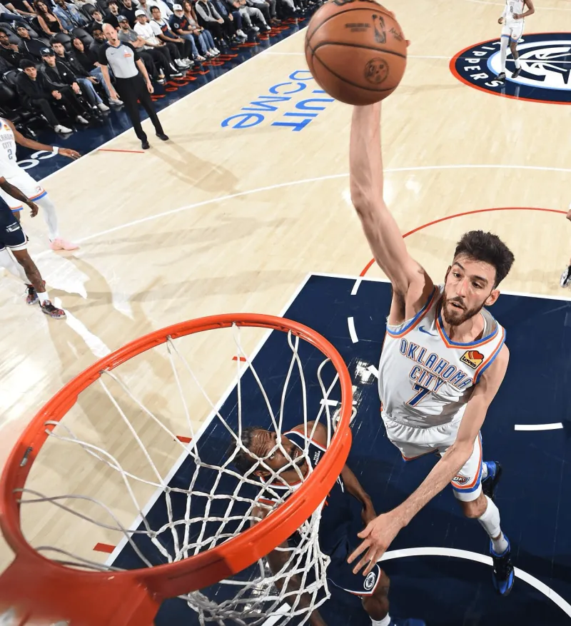 PP电子(中国)-霍姆格伦穿着雷霆配色KD18,砍下30分14篮板5助攻2抢断4盖帽