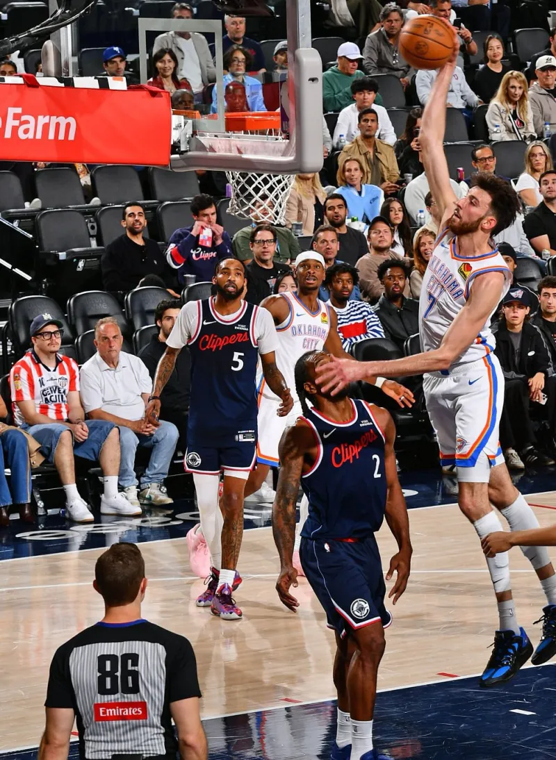 PP电子(中国)-霍姆格伦穿着雷霆配色KD18,砍下30分14篮板5助攻2抢断4盖帽