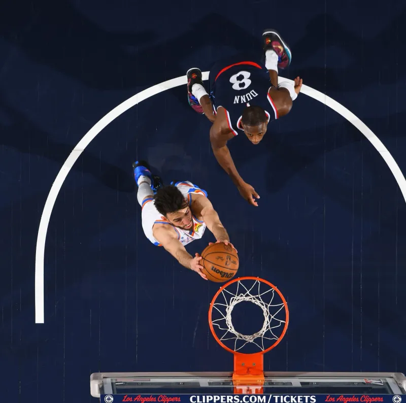 PP电子(中国)-霍姆格伦穿着雷霆配色KD18,砍下30分14篮板5助攻2抢断4盖帽